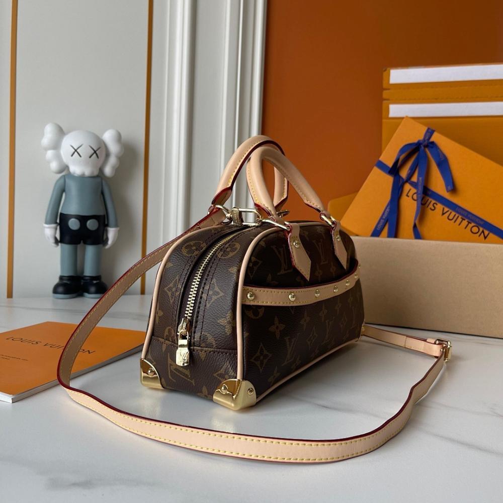 Modern Refined Studded Leather Crossbody Bag
