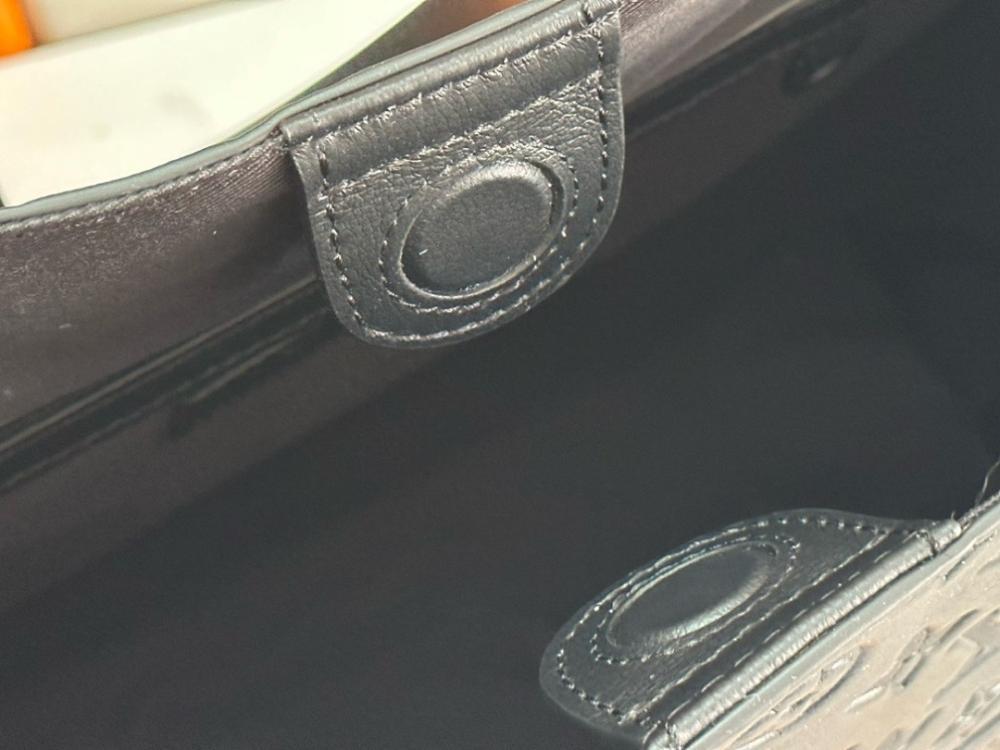 Classic Elegant Shoulder Bag – Limited Edition