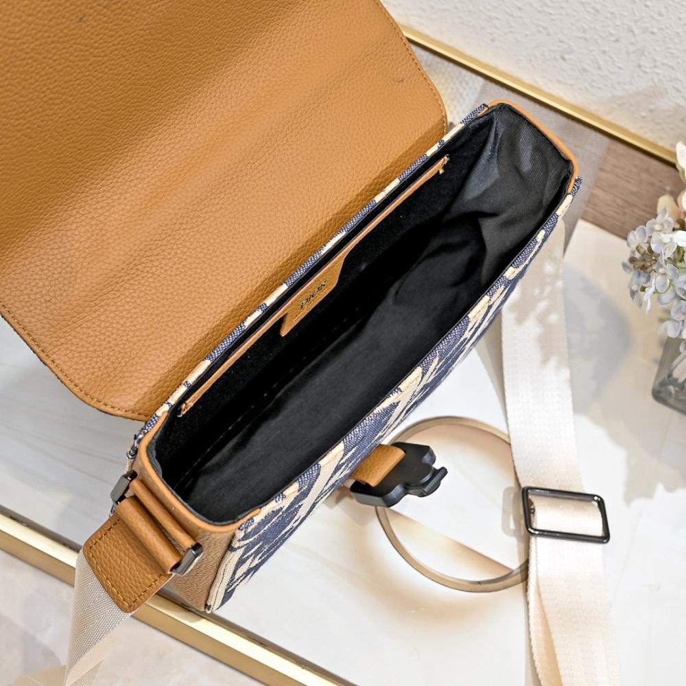 Classic Refined Black Leather Shoulder Bag