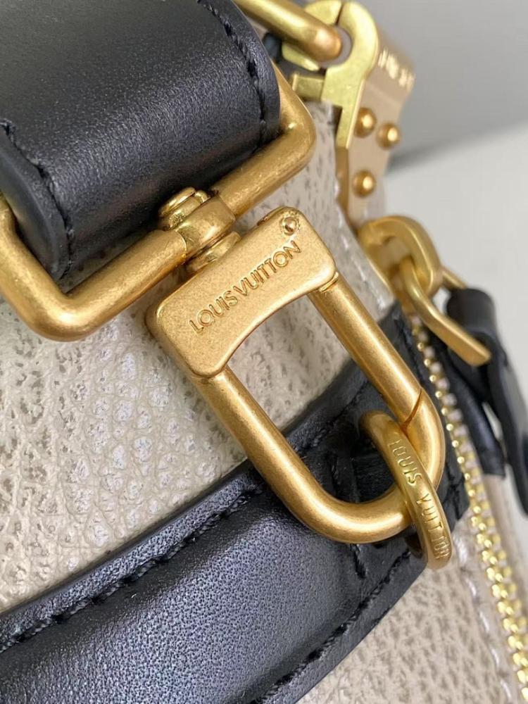 Classic Refined Embroidered Leather Shoulder Bag
