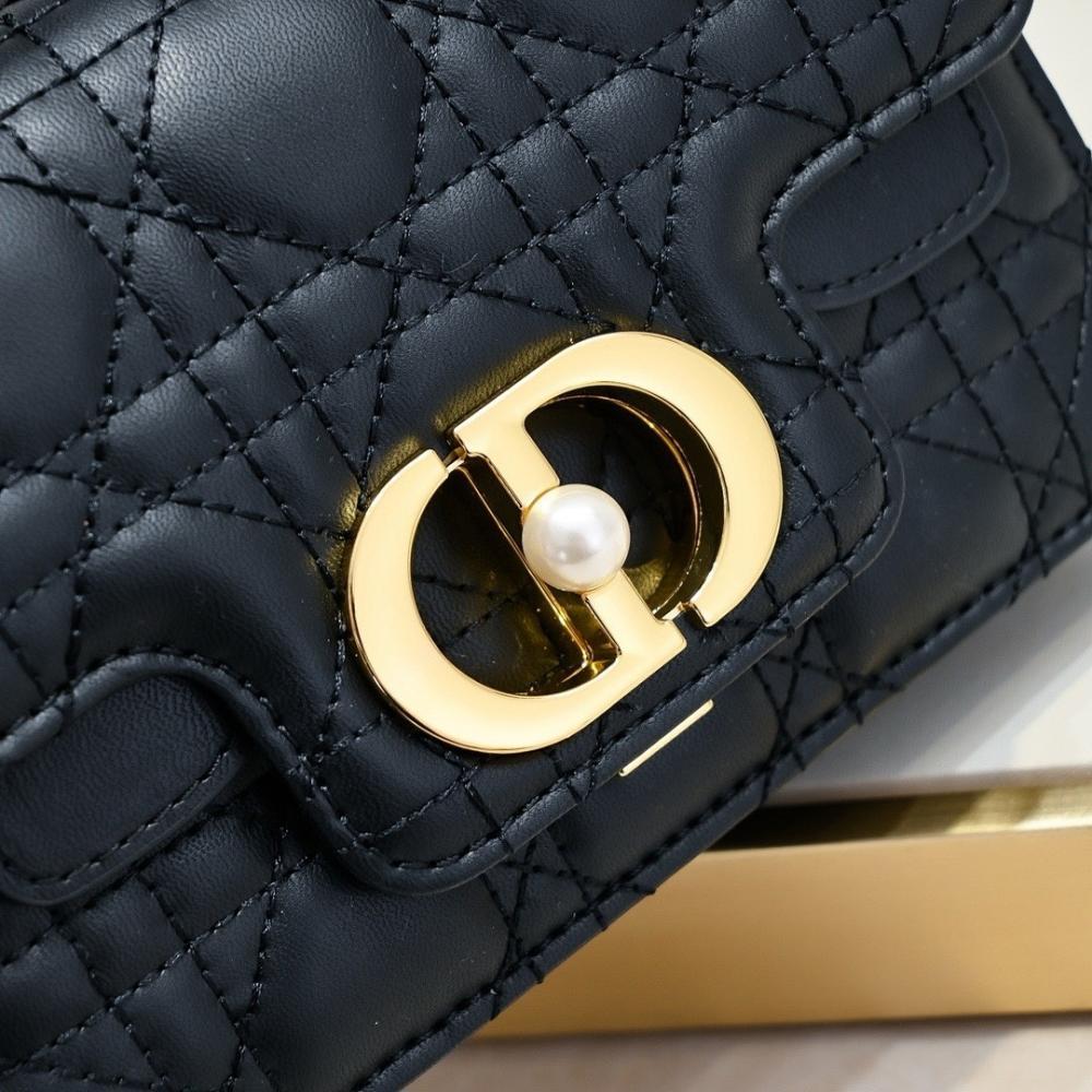 Elegant Refined White Leather Crossbody Bag