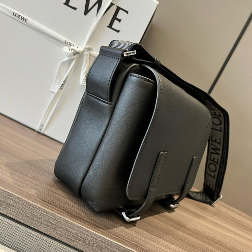 Elegant Leather Shoulder Bag – Limited Edition