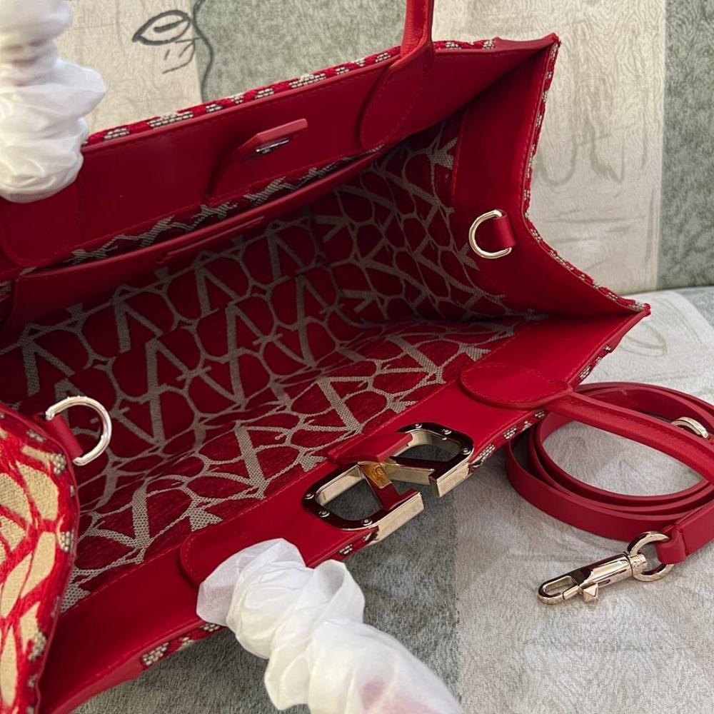 VLogo Signature Leather Shoulder Bag