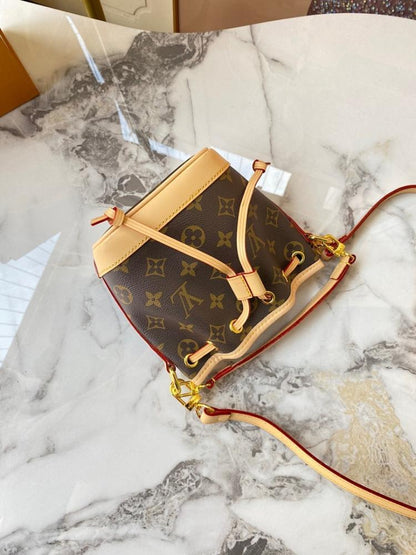 Elegant Leather Crossbody Bag – Limited Edition