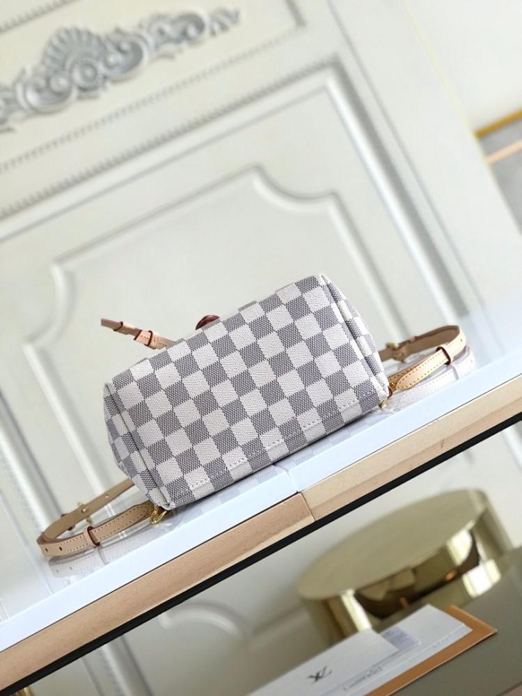 Elegant Refined Gold Shoulder Bag