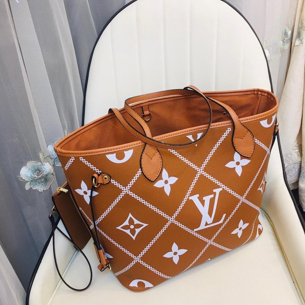 Elegant Refined Leather Crossbody Bag