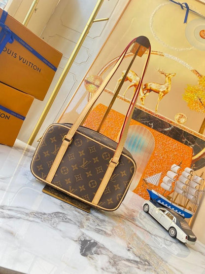 Elegant Refined Crossbody Bag