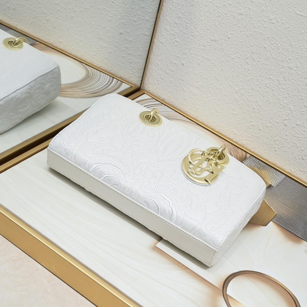 Classic Refined Gold Quilted Shoulder Bag
