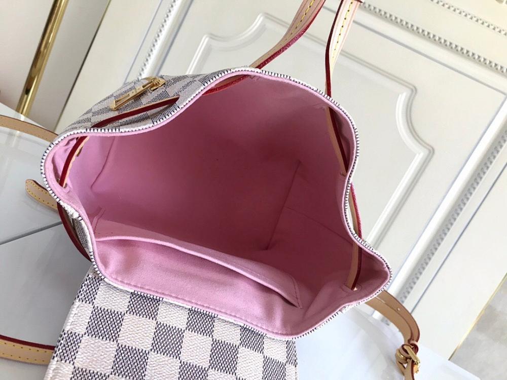 Elegant Refined Gold Shoulder Bag