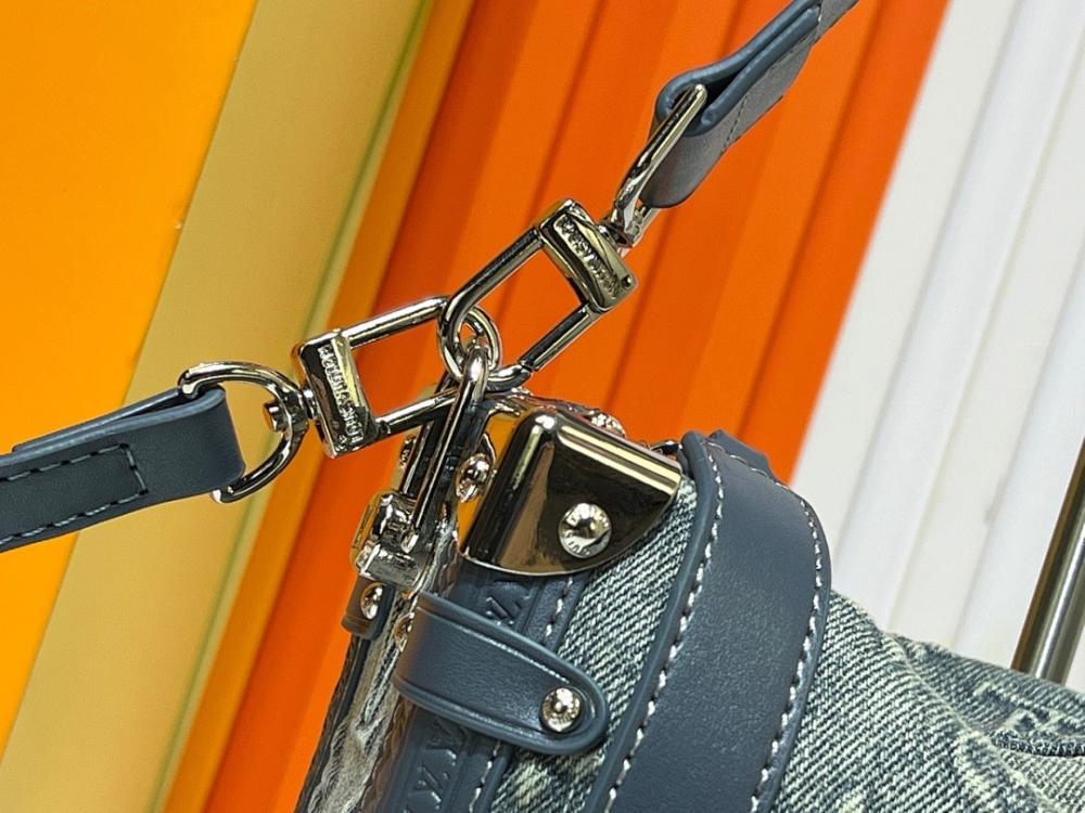 Classic Elegant Leather Shoulder Bag – Limited Edition