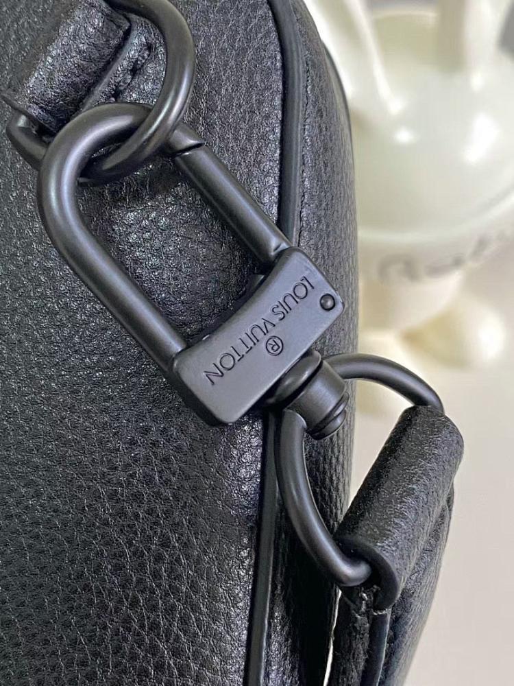 Modern Elegant Leather Shoulder Bag – Limited Edition