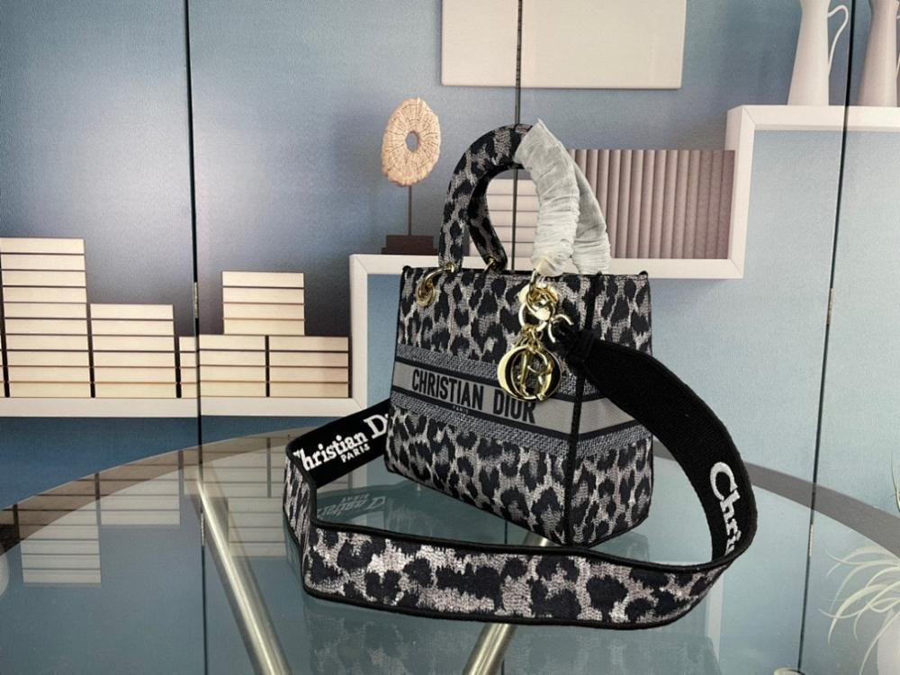Modern Luxury Embroidered Shoulder Bag – Special Edition