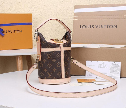 Modern Elegant Gold Leather Shoulder Bag