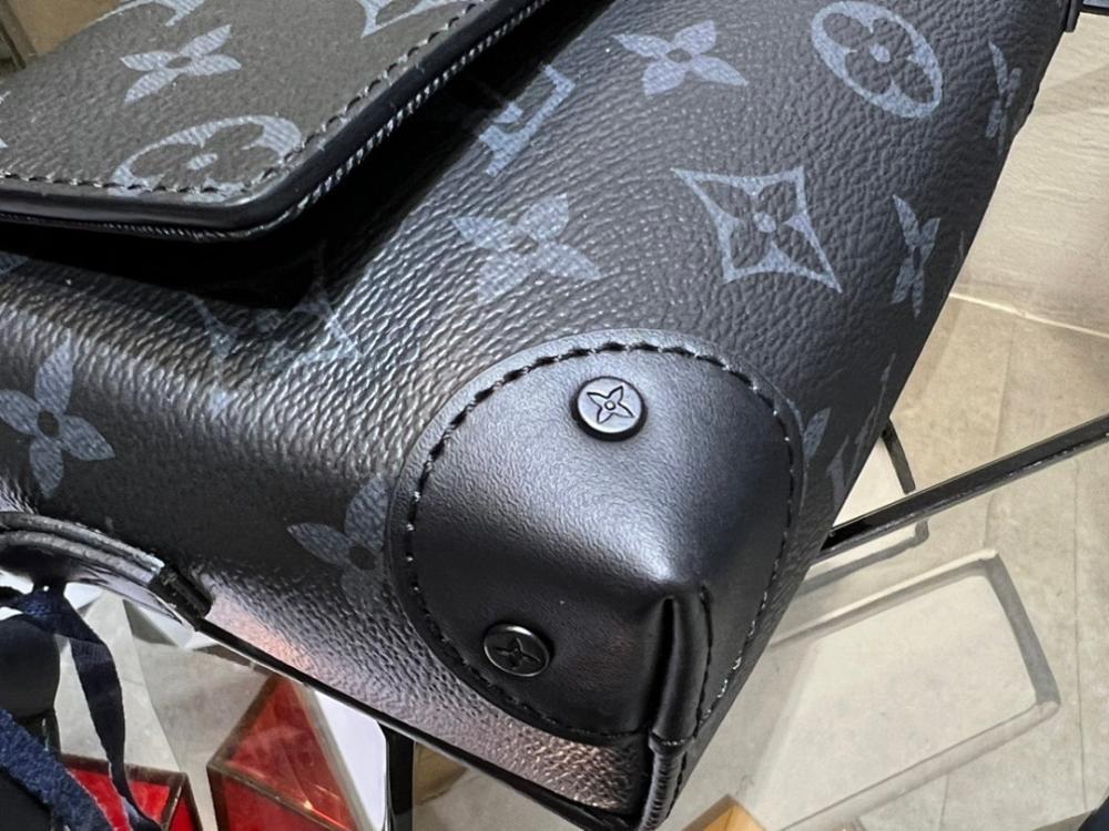 Modern Elegant Black Leather Shoulder Bag – Special Edition