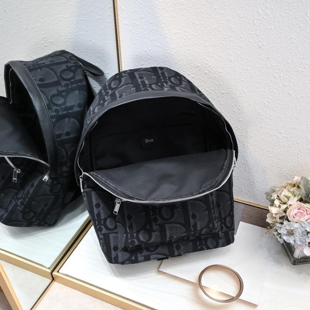 Elegant Refined Black Quilted Leather Shoulder Bag