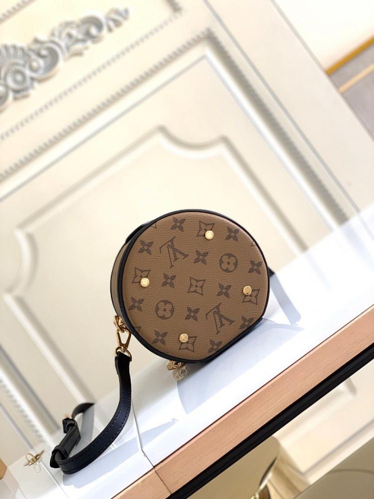 Alma Leather Shoulder Bag
