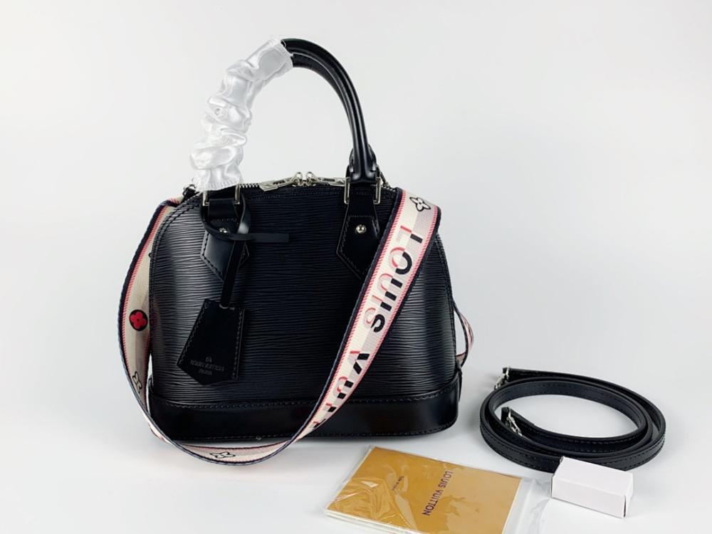 Classic Refined Leather Shoulder Bag