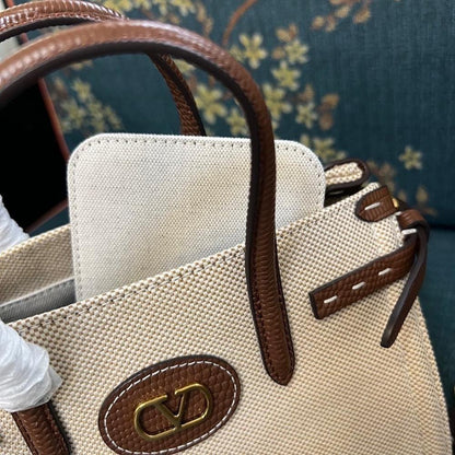 VLogo Signature Leather Shoulder Bag