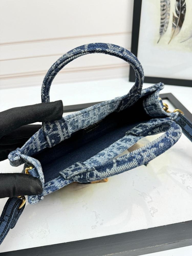 Elegant Refined Shoulder Bag