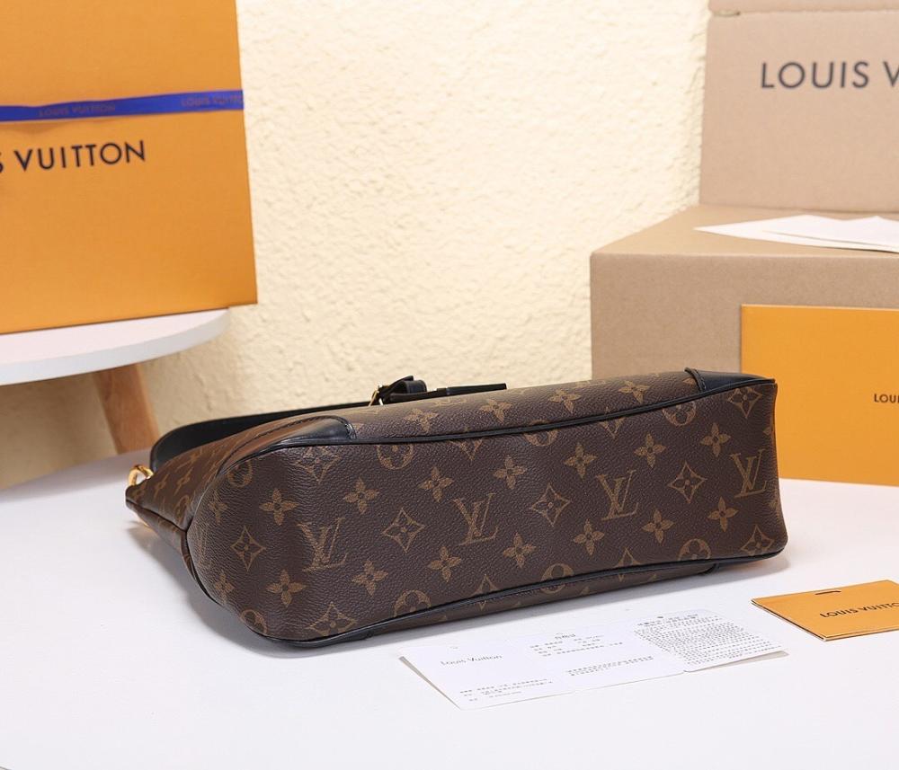 Classic Refined Leather Shoulder Bag