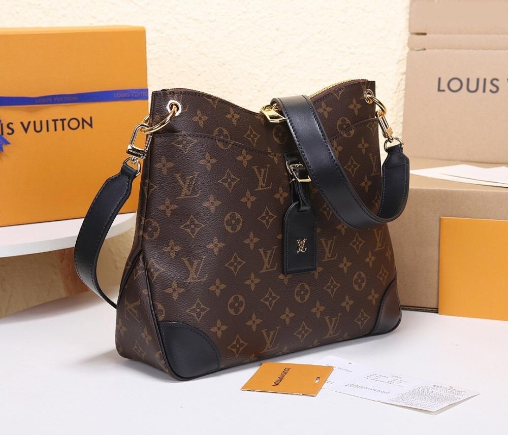 Classic Refined Leather Shoulder Bag