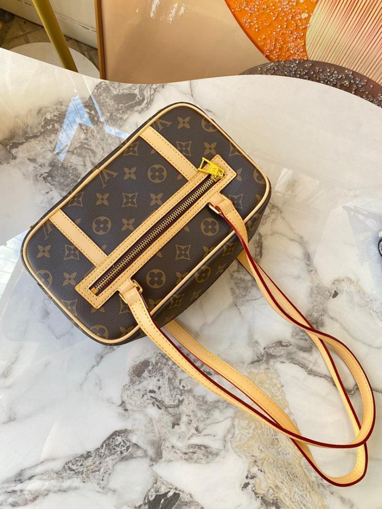 Elegant Refined Crossbody Bag