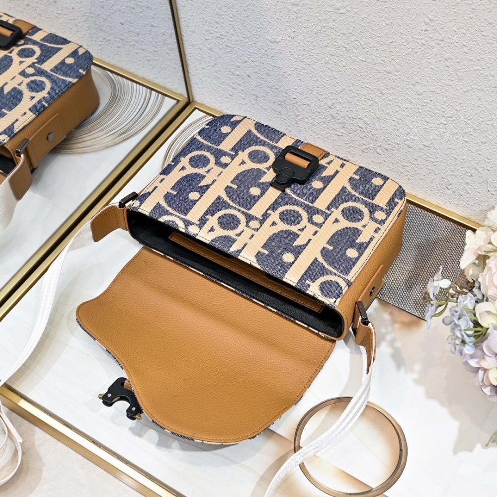Classic Refined Black Leather Shoulder Bag