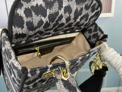 Modern Luxury Embroidered Shoulder Bag – Special Edition