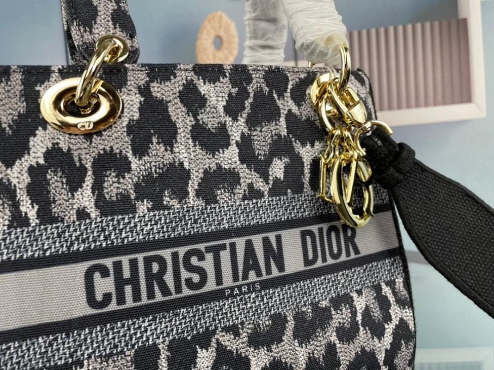 Modern Luxury Embroidered Shoulder Bag – Special Edition