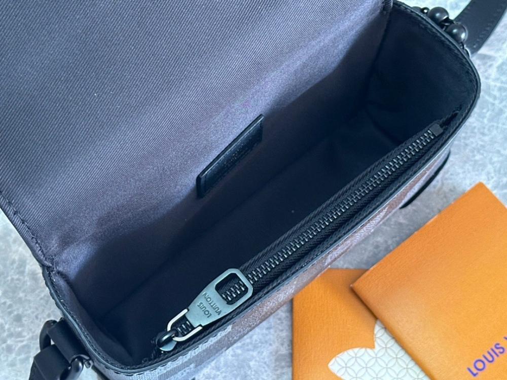 Modern Refined Black Shoulder Bag
