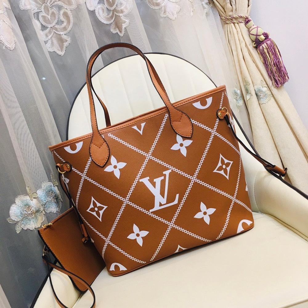 Elegant Refined Leather Crossbody Bag