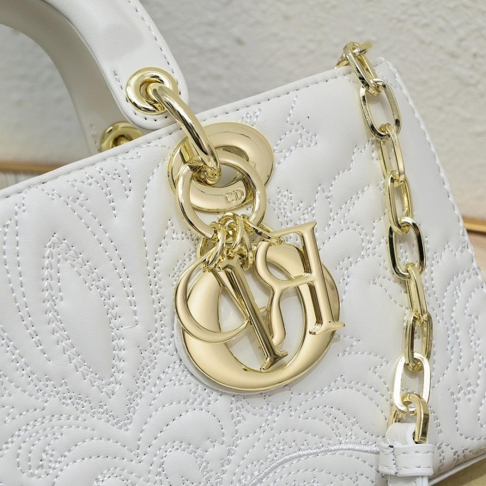 Classic Refined Gold Quilted Shoulder Bag