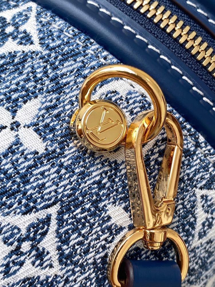 Elegant Leather Shoulder Bag – Limited Edition