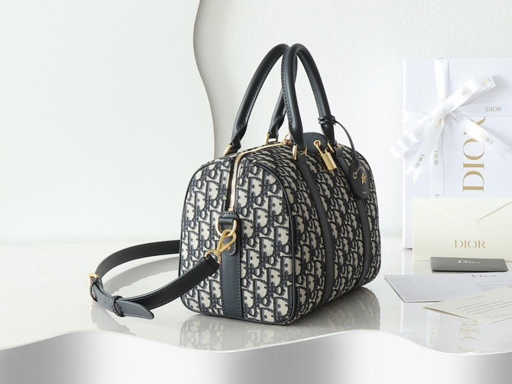Elegant Refined Quilted Leather Shoulder Bag
