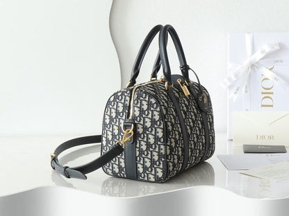 Elegant Refined Quilted Leather Shoulder Bag