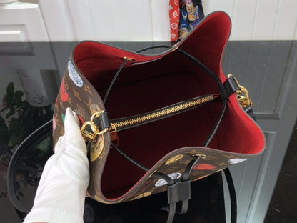 Elegant Leather Bucket Bag