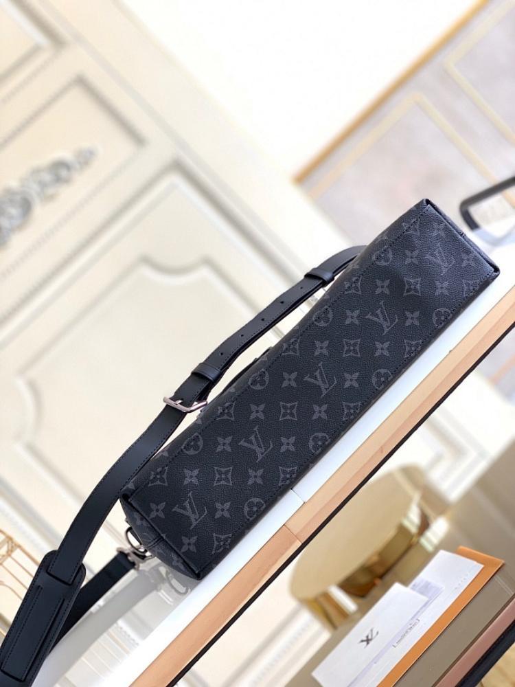 Stylish Silver Shoulder Bag – Limited Edition