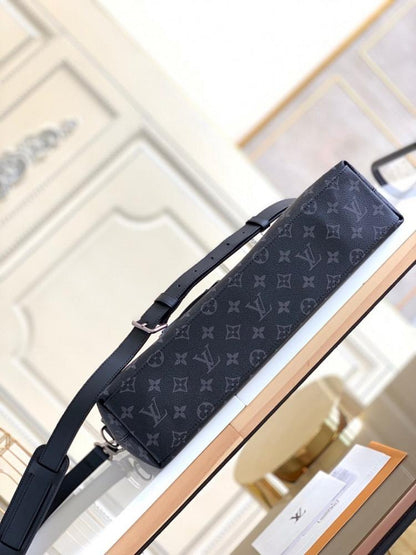 Stylish Silver Shoulder Bag – Limited Edition