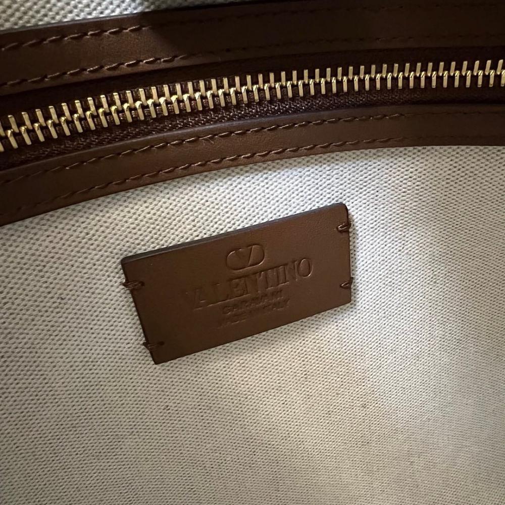 VLogo Signature Leather Shoulder Bag