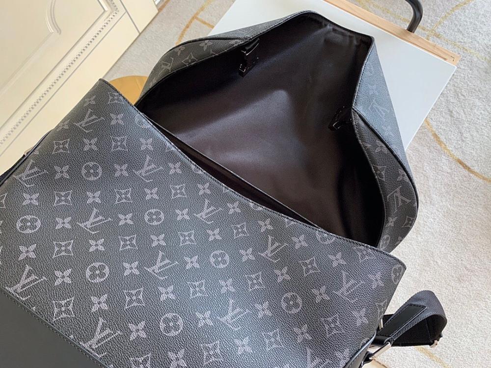 Elegant Refined Canvas Shoulder Bag