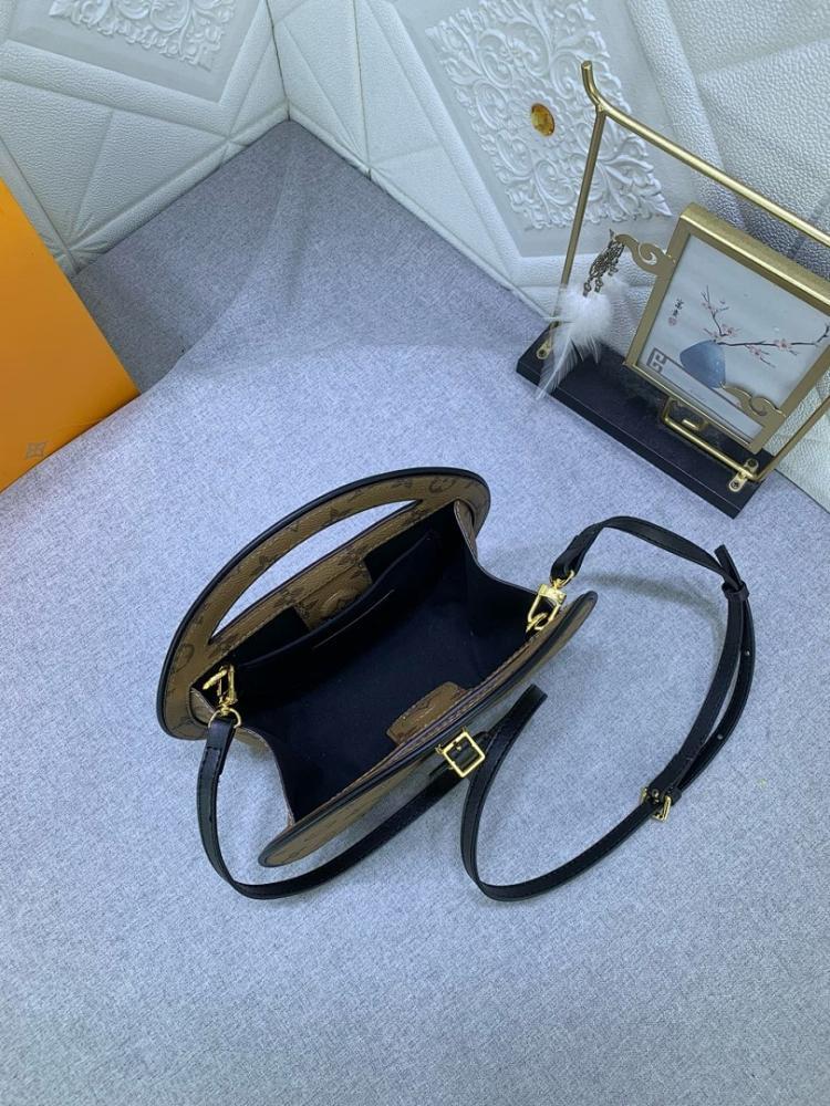Elegant Refined Canvas Crossbody Bag