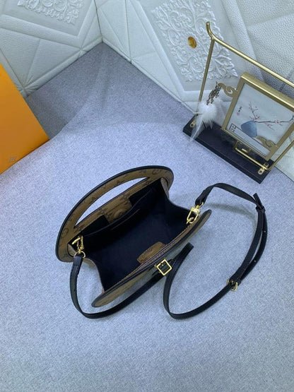 Elegant Refined Canvas Crossbody Bag
