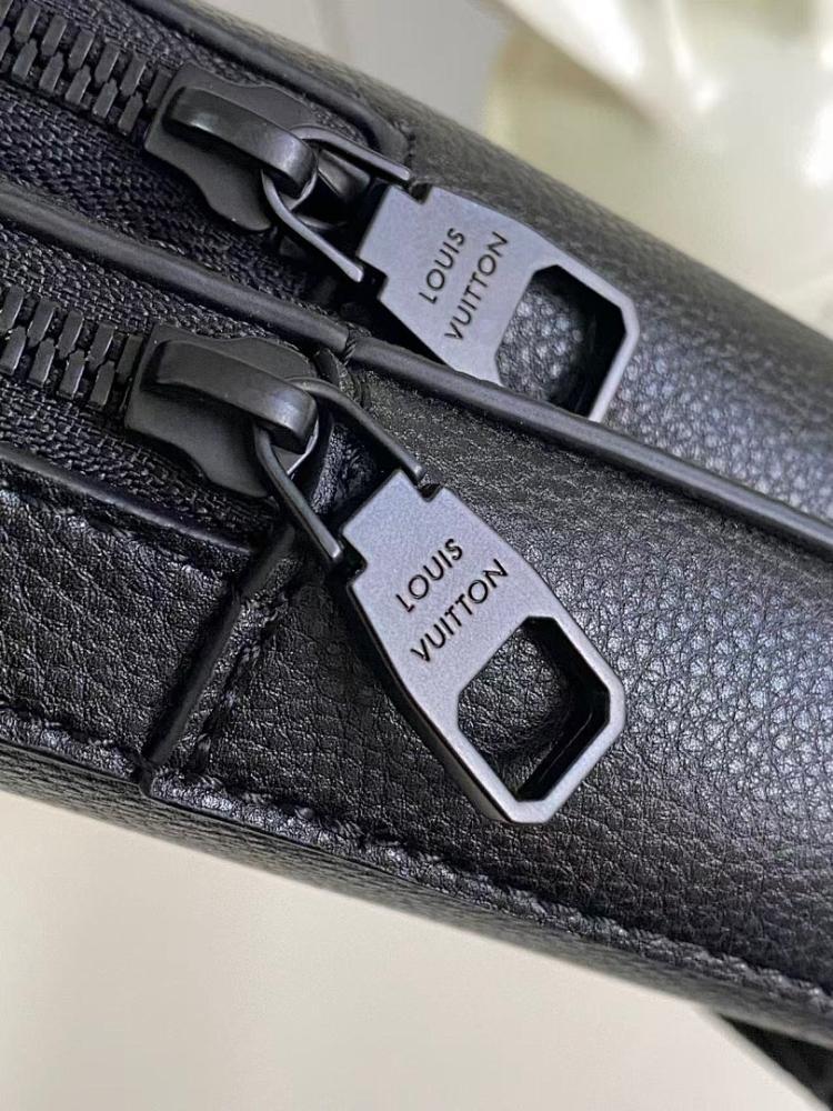 Modern Elegant Leather Shoulder Bag – Limited Edition