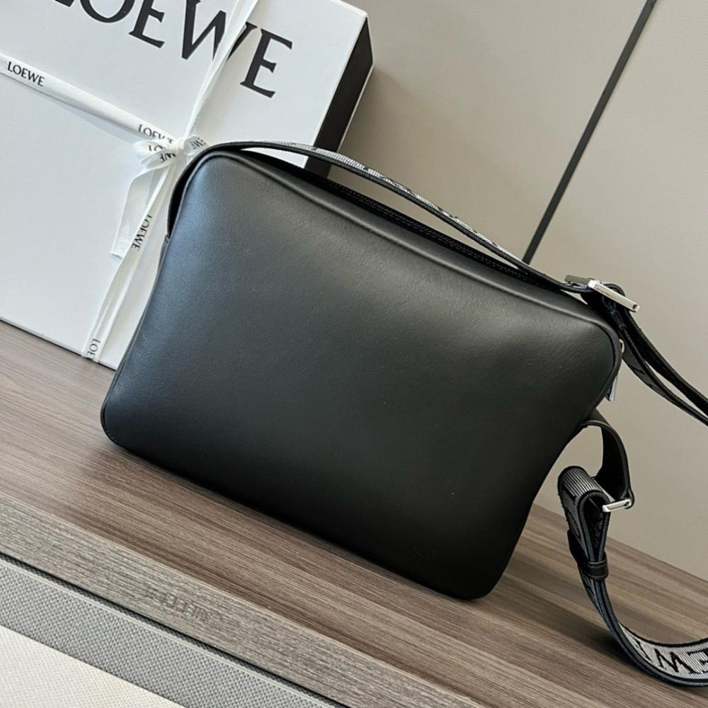 Elegant Leather Shoulder Bag – Limited Edition