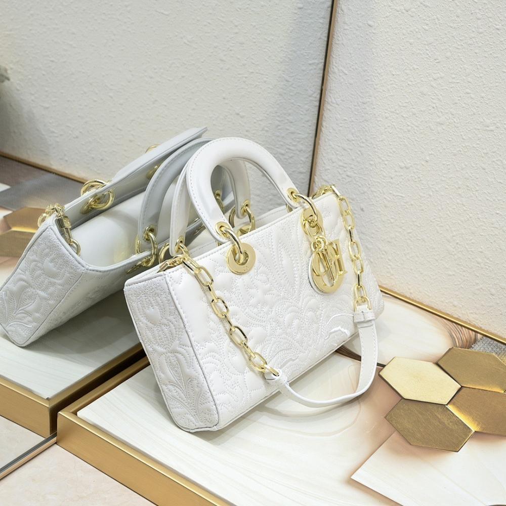 Classic Refined Gold Quilted Shoulder Bag