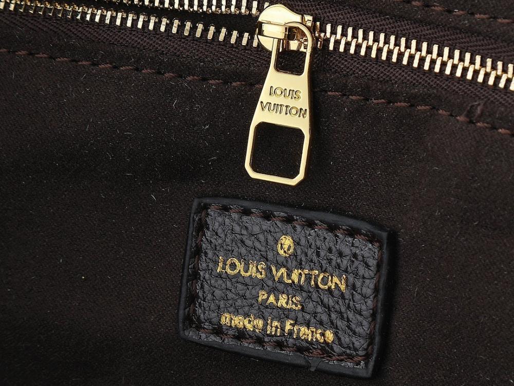 Classic Italian-Inspired Crossbody Bag