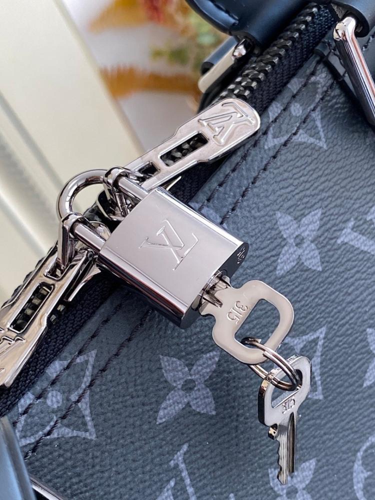 Stylish Refined Black Shoulder Bag