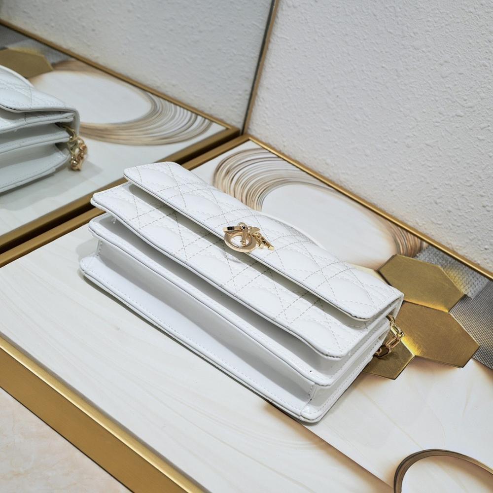 Classic Refined Leather Shoulder Bag