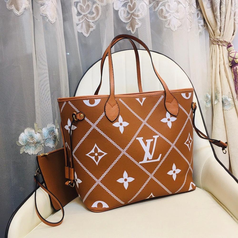 Elegant Refined Leather Crossbody Bag