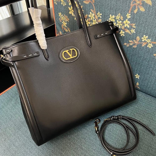 VLogo Signature Leather Shoulder Bag
